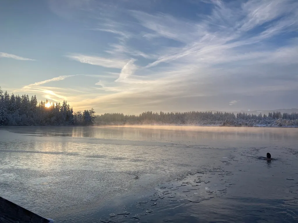 Eine Schwimmerin in einem gefrorenen See