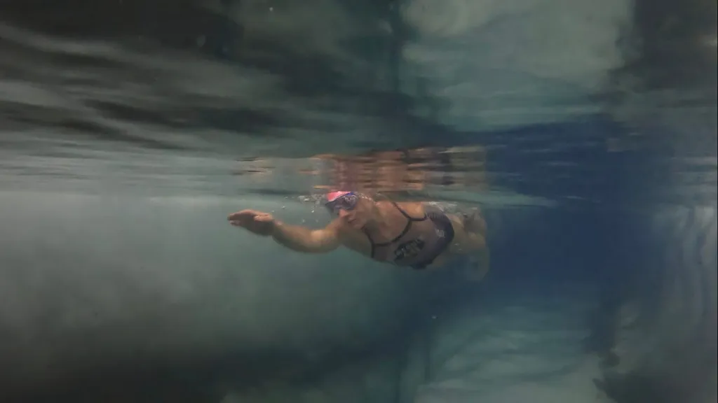 Franziska Partheymüller im Eiswasser-Kanal in Hintertux
