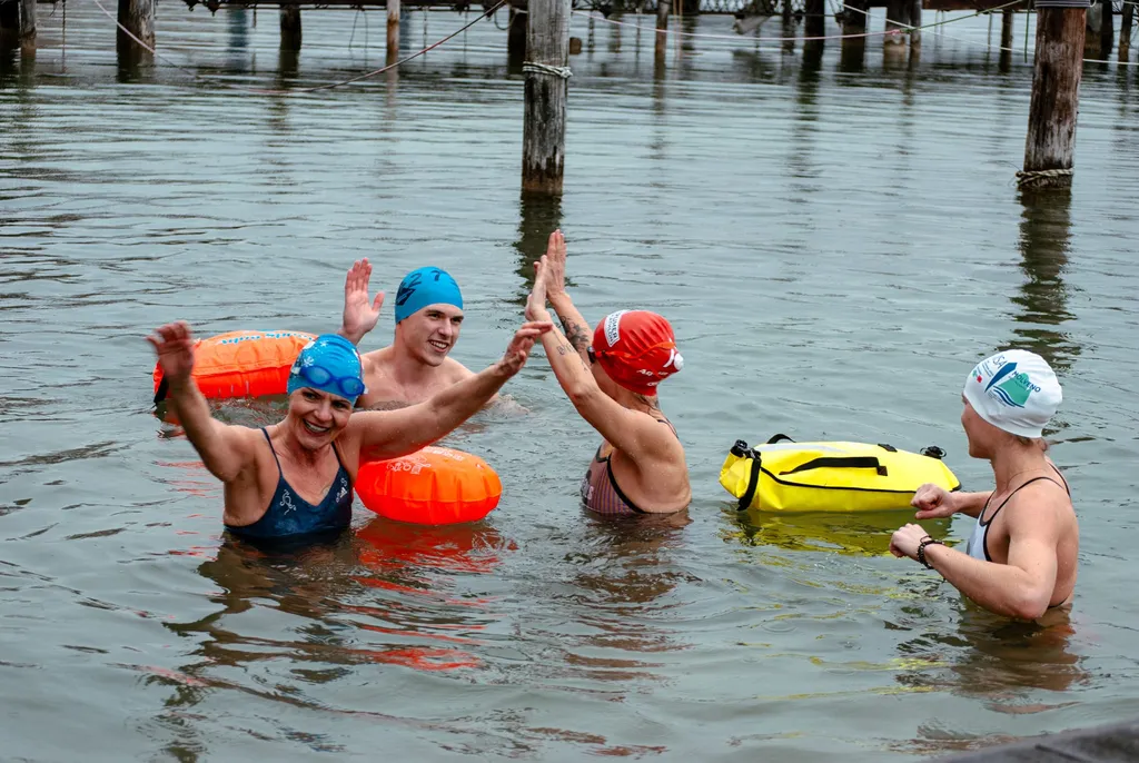 Teilnehmer des Eisbade-Workshops im Wasser
